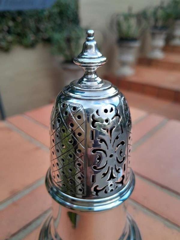 An Antique Circa Early 1900s English  Silver Edward VII Sugar Castor Shaker  (Silver 180g) ND