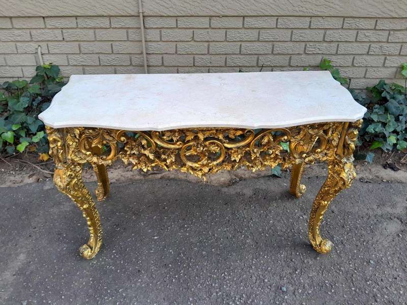 A 20TH Century French Style Console / Entrance Table