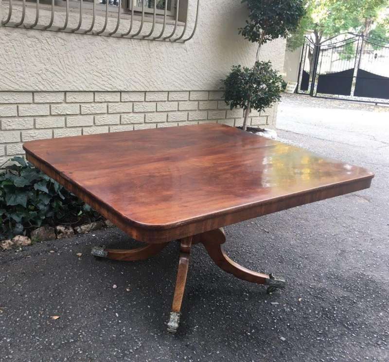 Regency Style Mahogany Breakfast Table on Saber Legs and Brass Capping's with Castors (6-8 Seater)