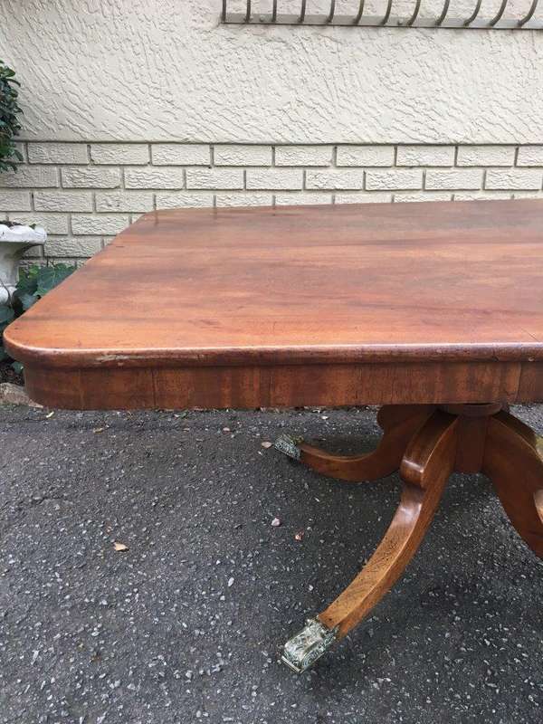 Regency Style Mahogany Breakfast Table on Saber Legs and Brass Capping's with Castors (6-8 Seater)