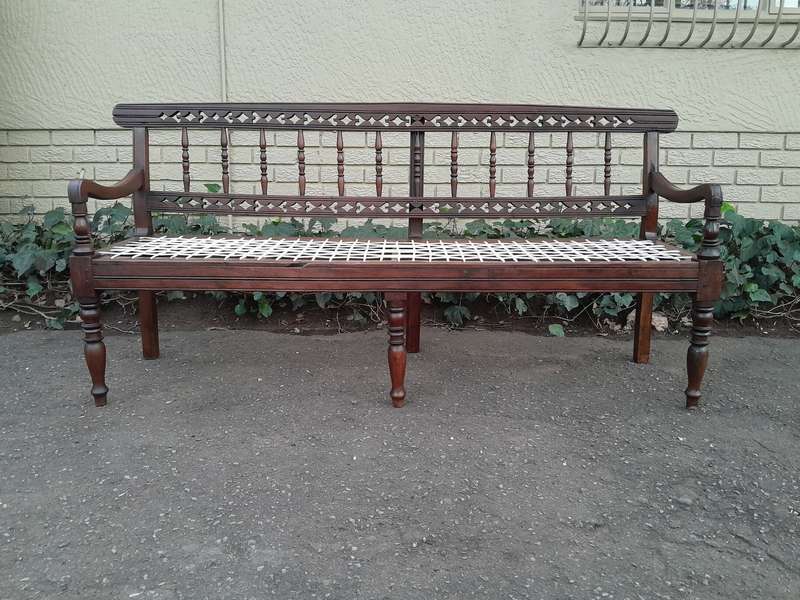 A 20th Century Wes-Transvaalse Tambotie Hout Riempie Stoepbank Bench