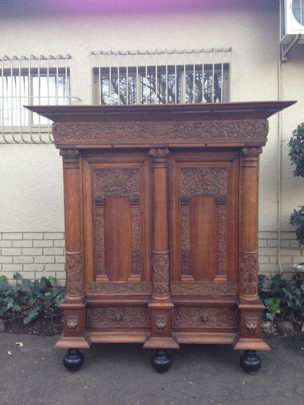 An Early 19th Century Renaissance Ornately Carved Oak Kussenkast On Bun Feet (Useful for TV or st...