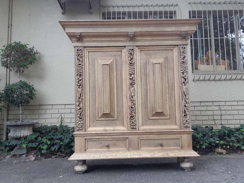 A Dutch Bleached / Natural Oak Kussekas/Cabinet Circa 1900