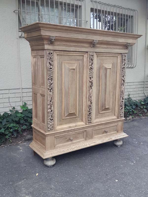 A Dutch Bleached / Natural Oak Kussekas/Cabinet Circa 1900