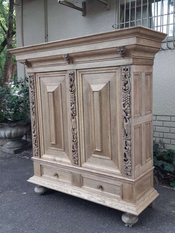 A Dutch Bleached / Natural Oak Kussekas/Cabinet Circa 1900