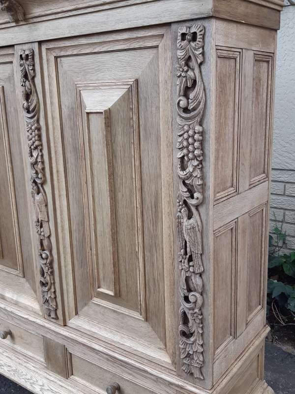 A Dutch Bleached / Natural Oak Kussekas/Cabinet Circa 1900