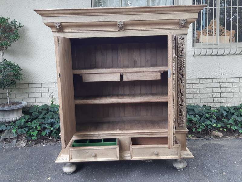A Dutch Bleached / Natural Oak Kussekas/Cabinet Circa 1900