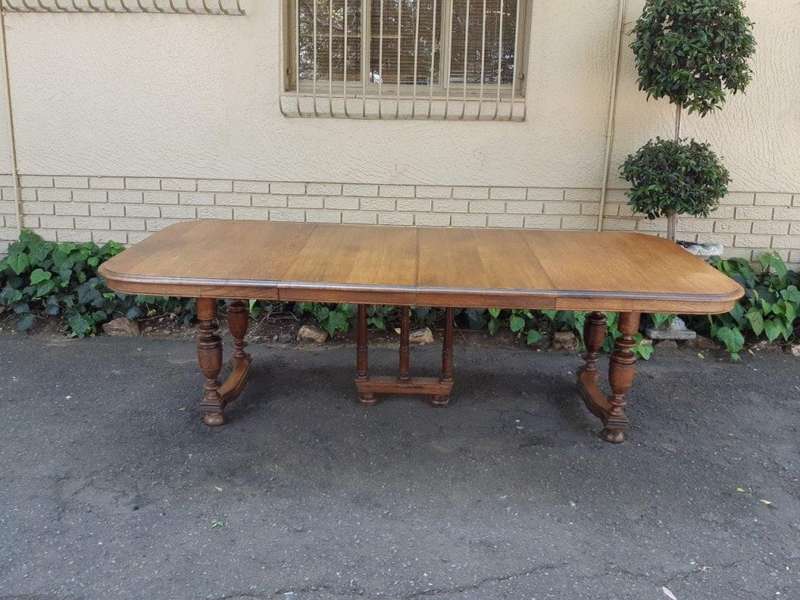 A Late 19th Century English Oak Extending Dining Table (10-Seater) with 2 Leaves