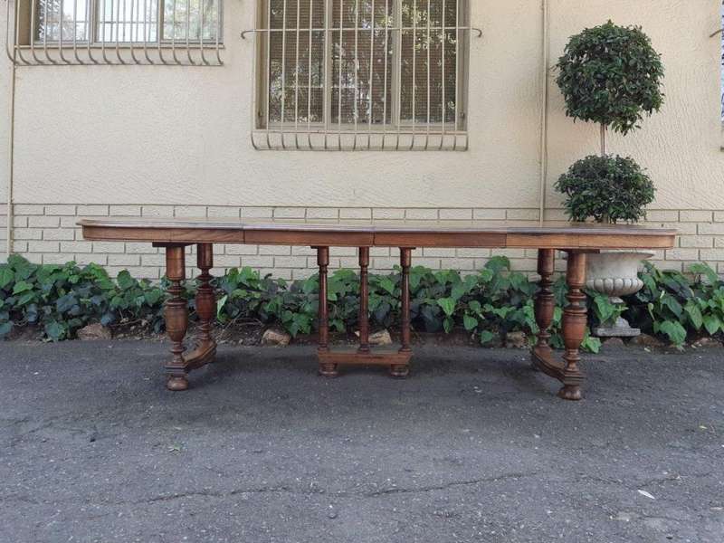 A Late 19th Century English Oak Extending Dining Table (10-Seater) with 2 Leaves