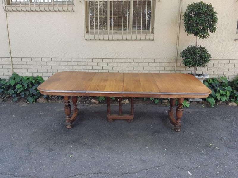 A Late 19th Century English Oak Extending Dining Table (10-Seater) with 2 Leaves