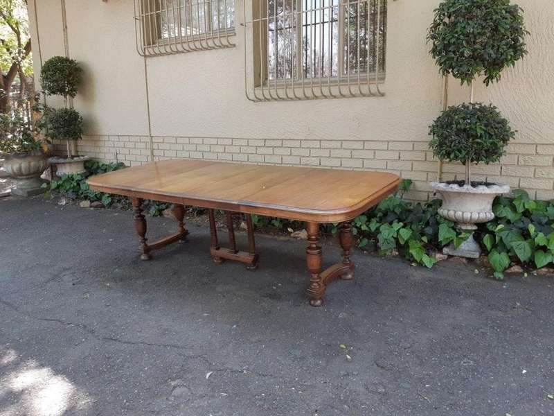 A Late 19th Century English Oak Extending Dining Table (10-Seater) with 2 Leaves