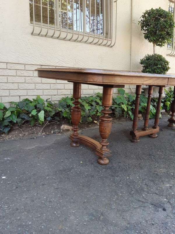 A Late 19th Century English Oak Extending Dining Table (10-Seater) with 2 Leaves