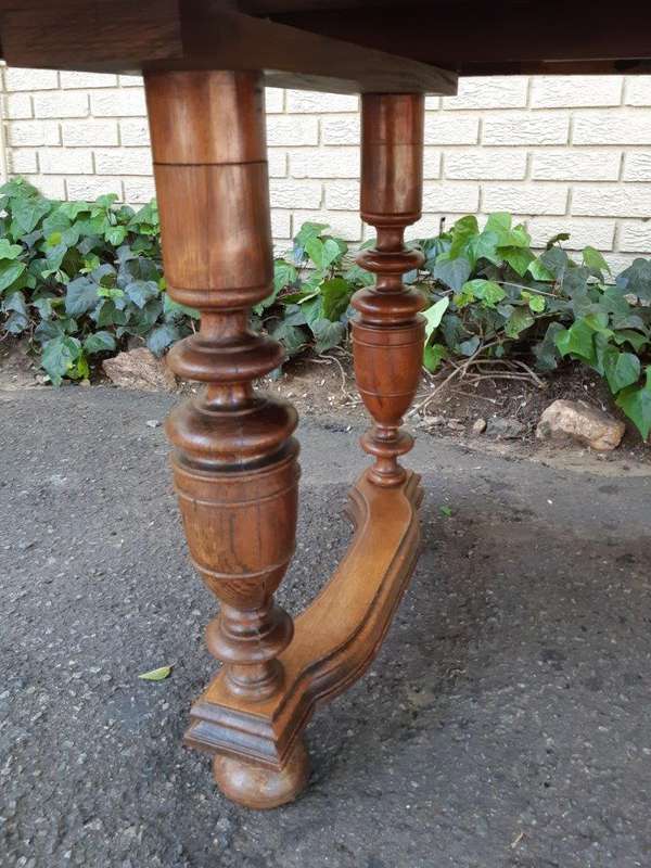 A Late 19th Century English Oak Extending Dining Table (10-Seater) with 2 Leaves