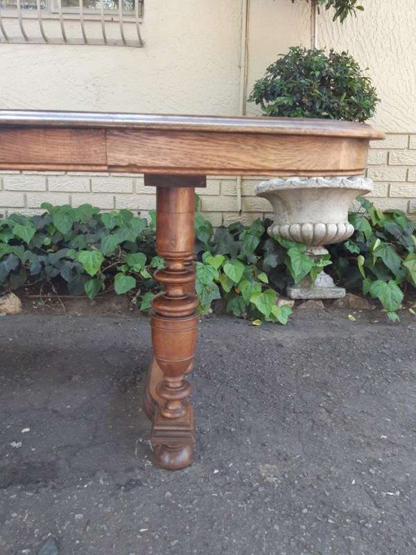 A Late 19th Century English Oak Extending Dining Table (10-Seater) with 2 Leaves