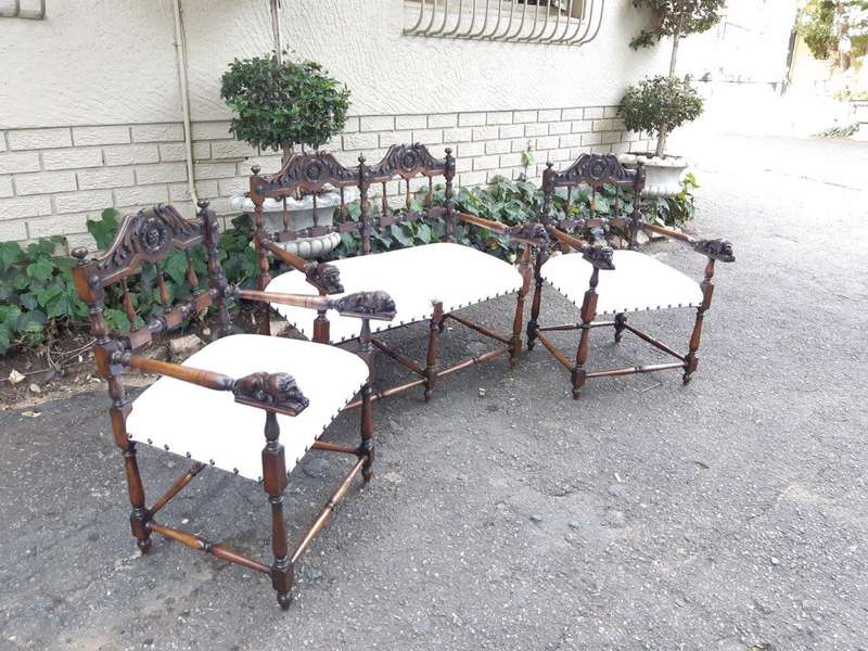 A 19th Century 3 Piece Set Of Oak Settee And Pair Of Armchairs