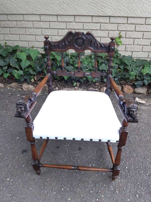 A 19th Century 3 Piece Set Of Oak Settee And Pair Of Armchairs