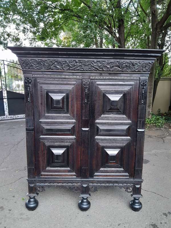 An Early19th Century Circa 1800s Dutch Carved Oak Kussenkast / Cabinet / Drinks Cabinet / Cupb...