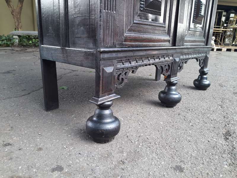 An Early19th Century Circa 1800s Dutch Carved Oak Kussenkast / Cabinet / Drinks Cabinet / Cupb...