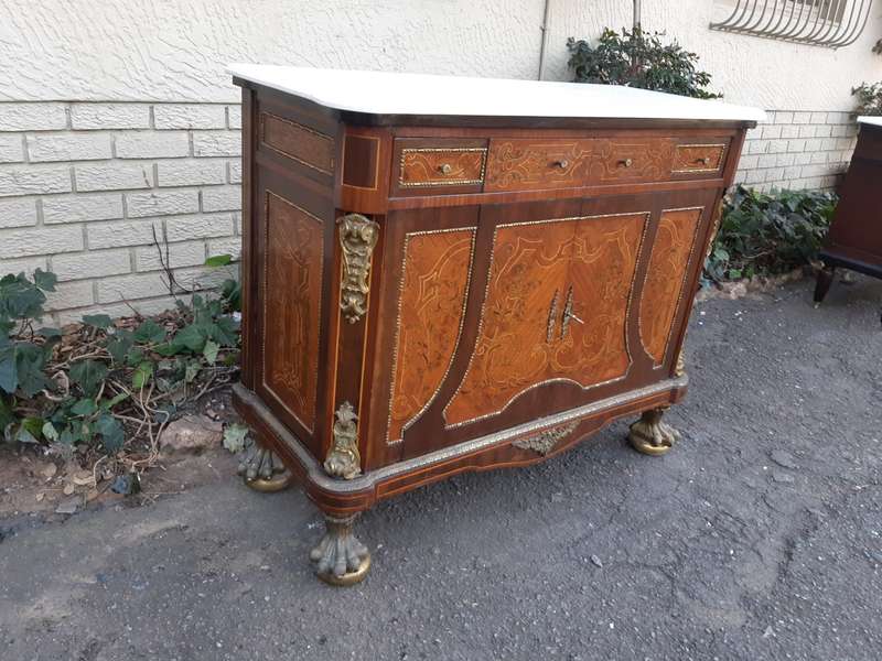 A French Style Console / Drinks Table / Cabinet