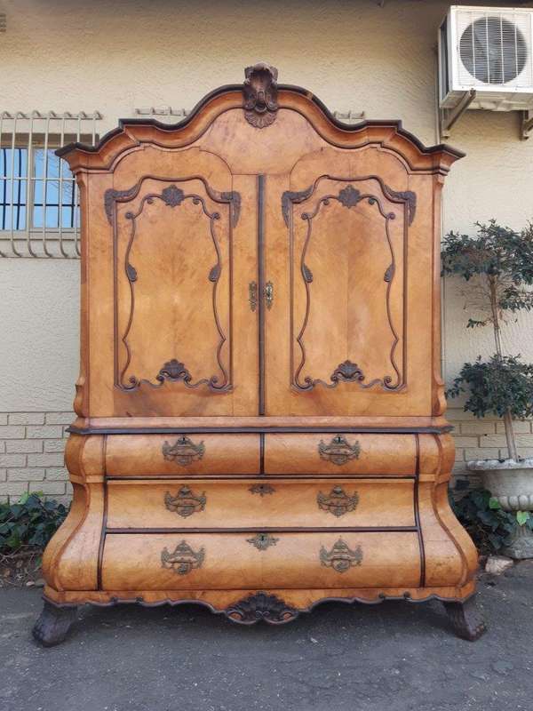 18th Century Dutch-Style bombe Armoire - sides Panels enclosing 4 Secret Drawers - ND