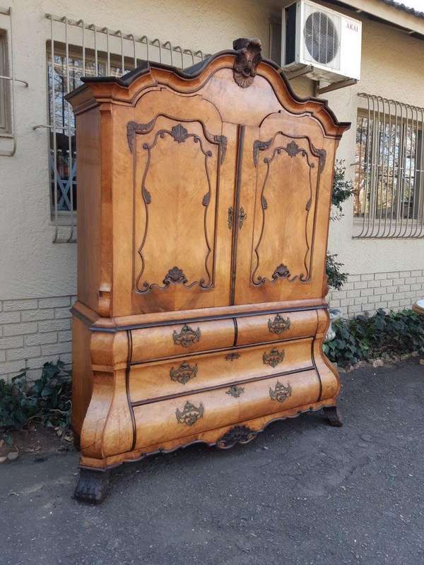 18th Century Dutch-Style bombe Armoire - sides Panels enclosing 4 Secret Drawers - ND