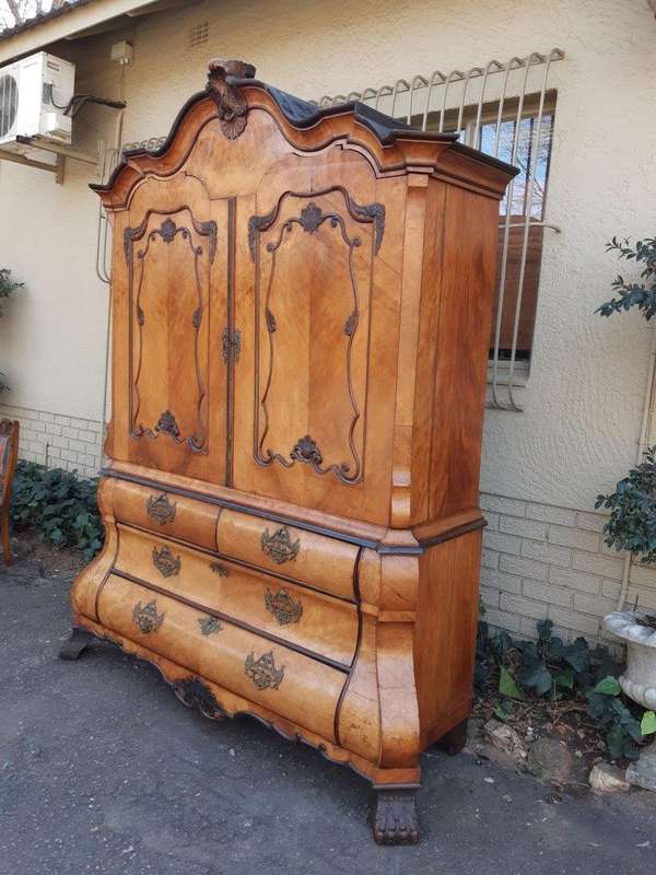 18th Century Dutch-Style bombe Armoire - sides Panels enclosing 4 Secret Drawers - ND