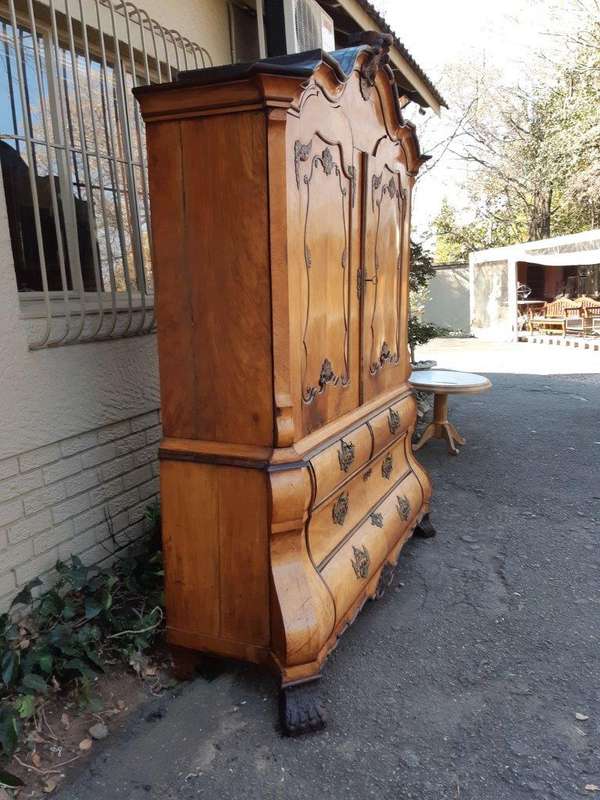 18th Century Dutch-Style bombe Armoire - sides Panels enclosing 4 Secret Drawers - ND