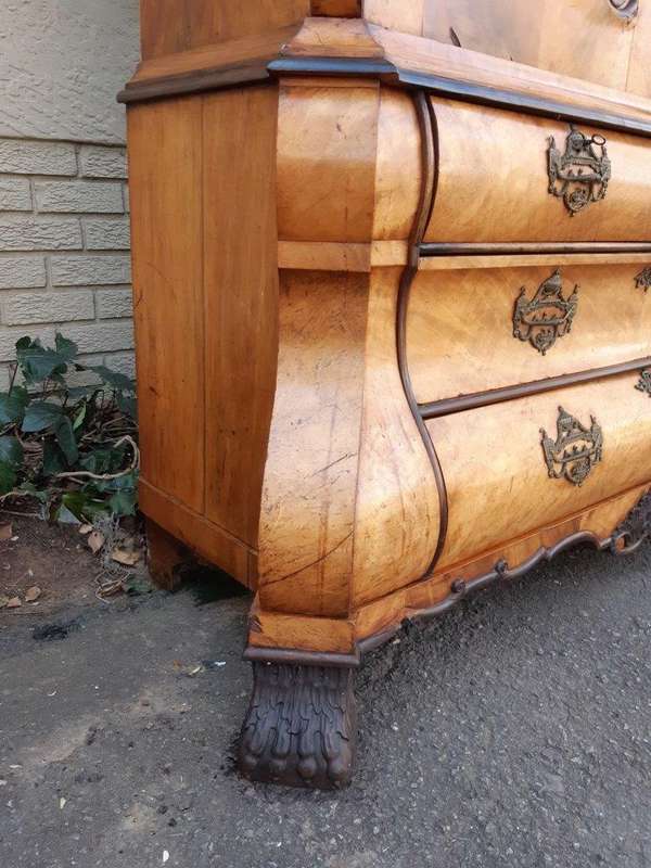 18th Century Dutch-Style bombe Armoire - sides Panels enclosing 4 Secret Drawers - ND