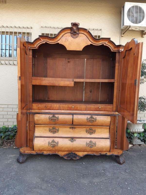 18th Century Dutch-Style bombe Armoire - sides Panels enclosing 4 Secret Drawers - ND