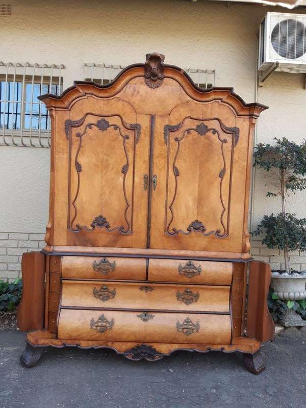 18th Century Dutch-Style bombe Armoire - sides Panels enclosing 4 Secret Drawers - ND