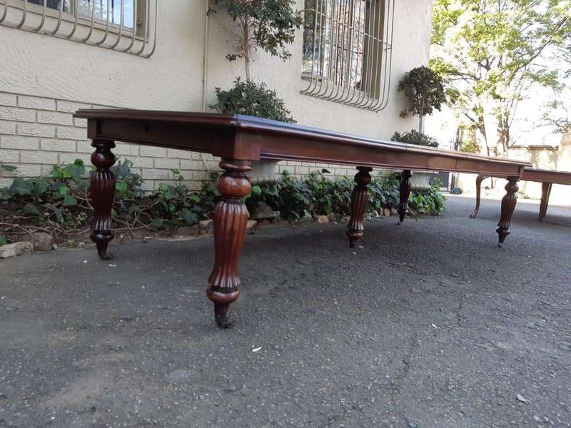 Victorian Style Mahogany Ext Dining Table With Crank, On Castors  (12 Seater)