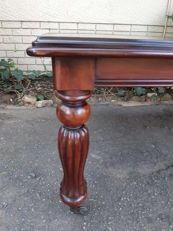 Victorian Style Mahogany Ext Dining Table With Crank, On Castors  (12 Seater)