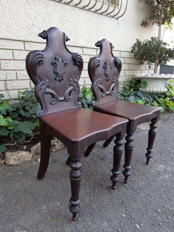 An Antique Pair Of Victorian Mahogany Oakwood Cartouche Back Chairs / Hall Chairs