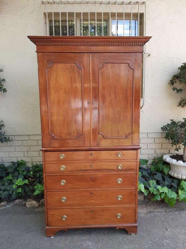 Georgian Mahogany Linen Press / Secretaire