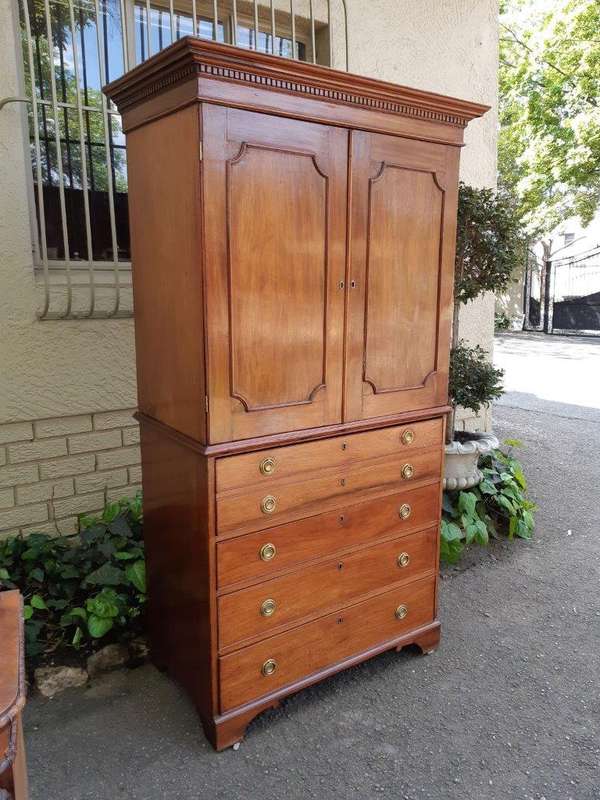 Georgian Mahogany Linen Press / Secretaire