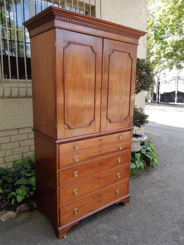 Georgian Mahogany Linen Press / Secretaire