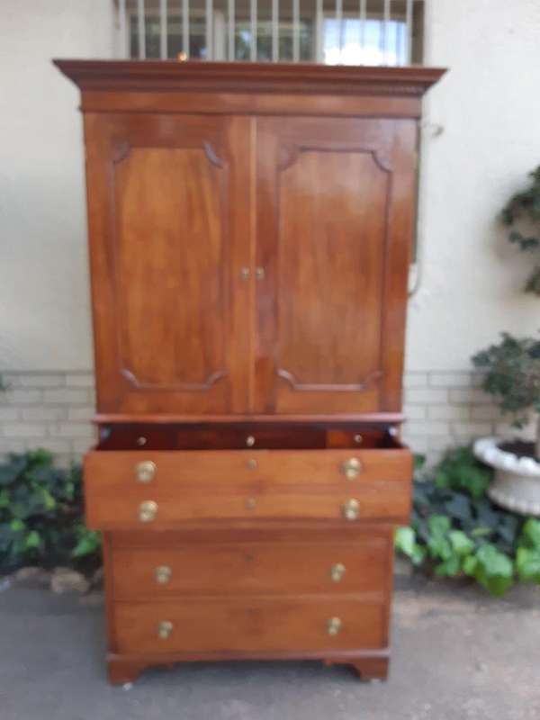 Georgian Mahogany Linen Press / Secretaire