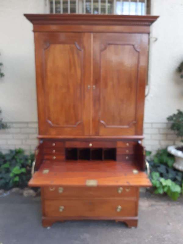 Georgian Mahogany Linen Press / Secretaire