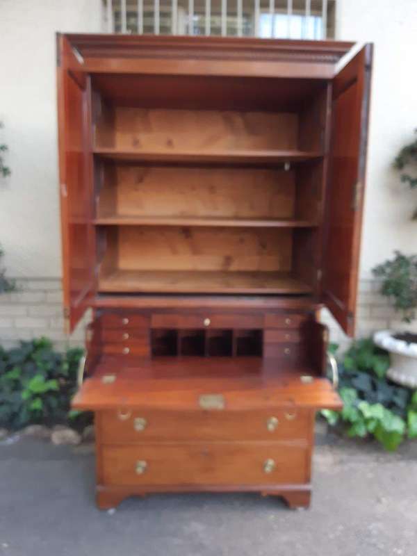 Georgian Mahogany Linen Press / Secretaire