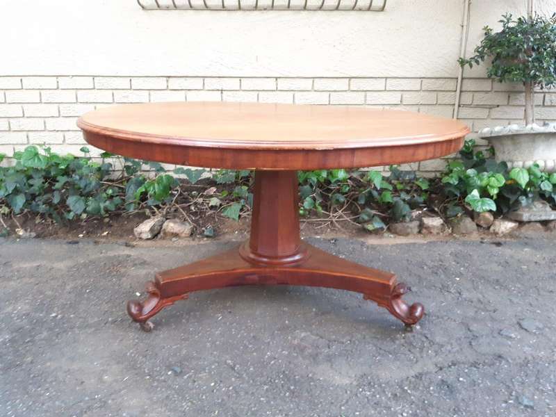 Victorian circular tilt-top table on castors (4 Seater)