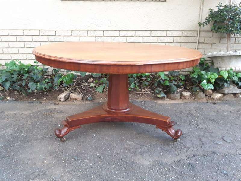 Victorian circular tilt-top table on castors (4 Seater)