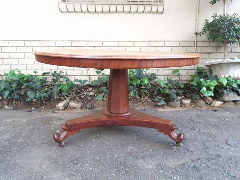 Victorian circular tilt-top table on castors (4 Seater)