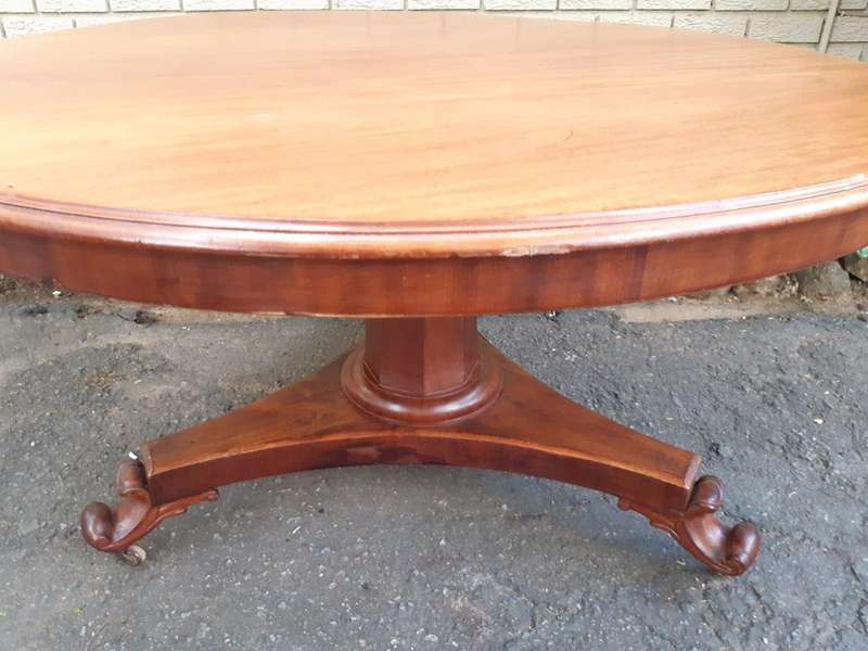 Victorian circular tilt-top table on castors (4 Seater)