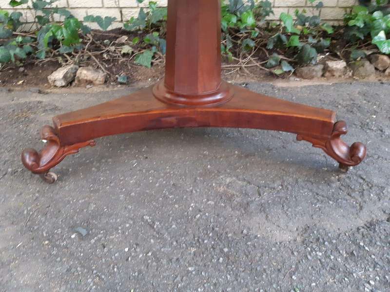 Victorian circular tilt-top table on castors (4 Seater)