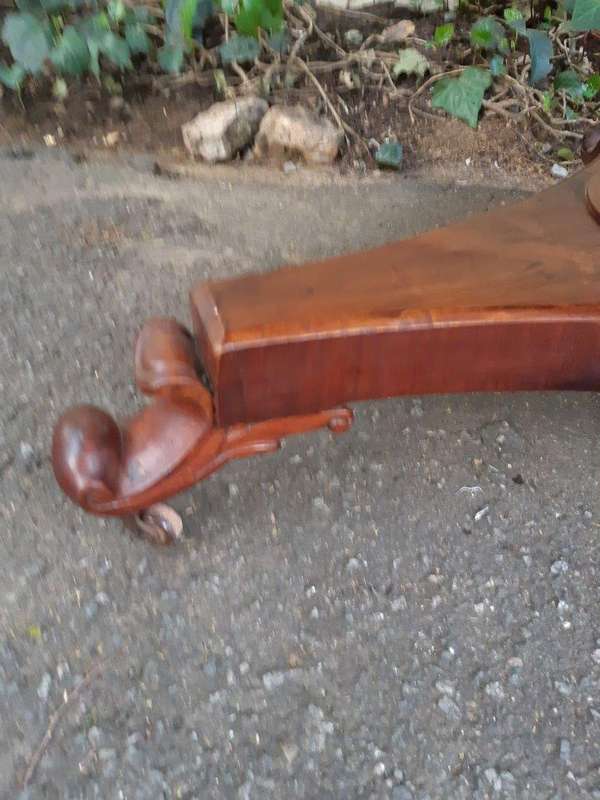 Victorian circular tilt-top table on castors (4 Seater)