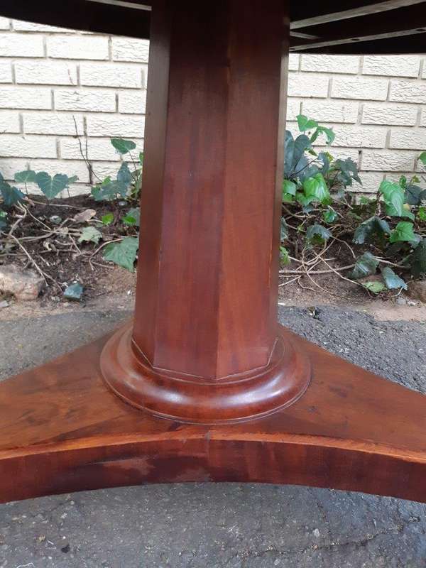 Victorian circular tilt-top table on castors (4 Seater)