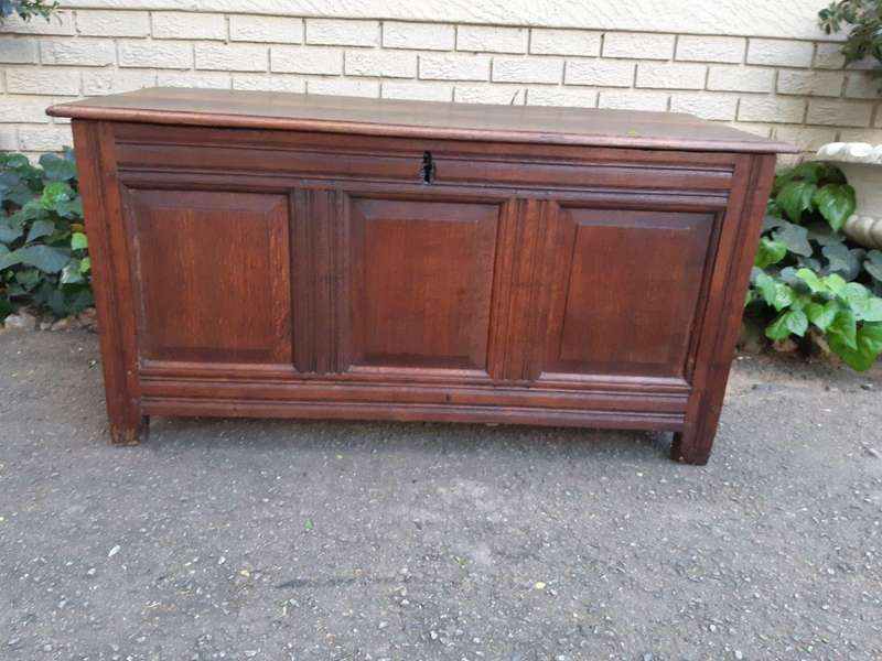 Early 19th century Continental oak chest