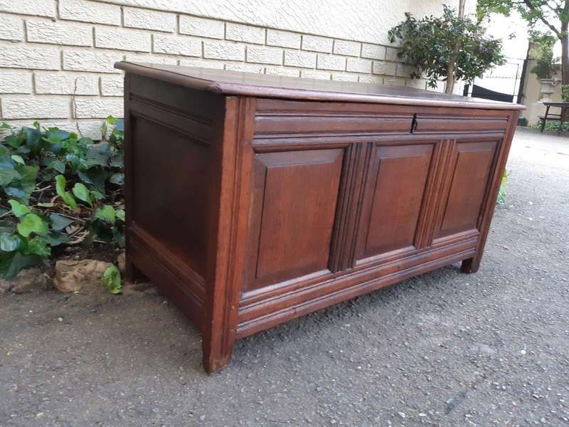 Early 19th century Continental oak chest