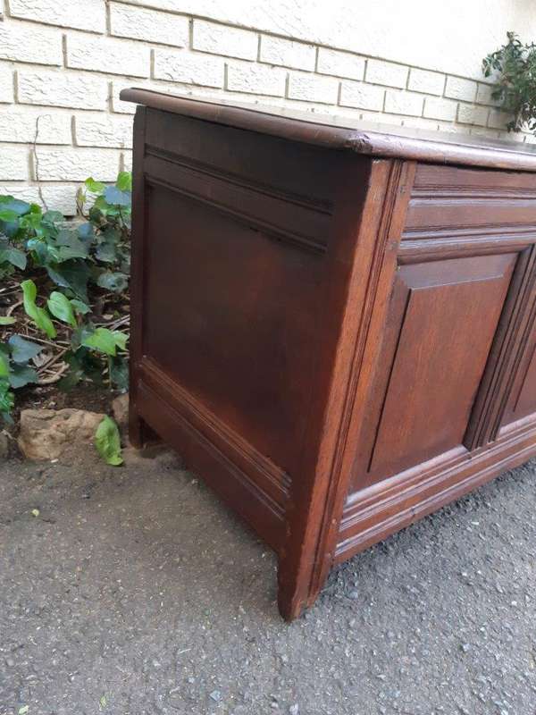 Early 19th century Continental oak chest
