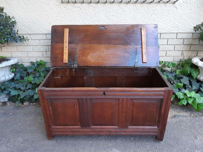 Early 19th century Continental oak chest